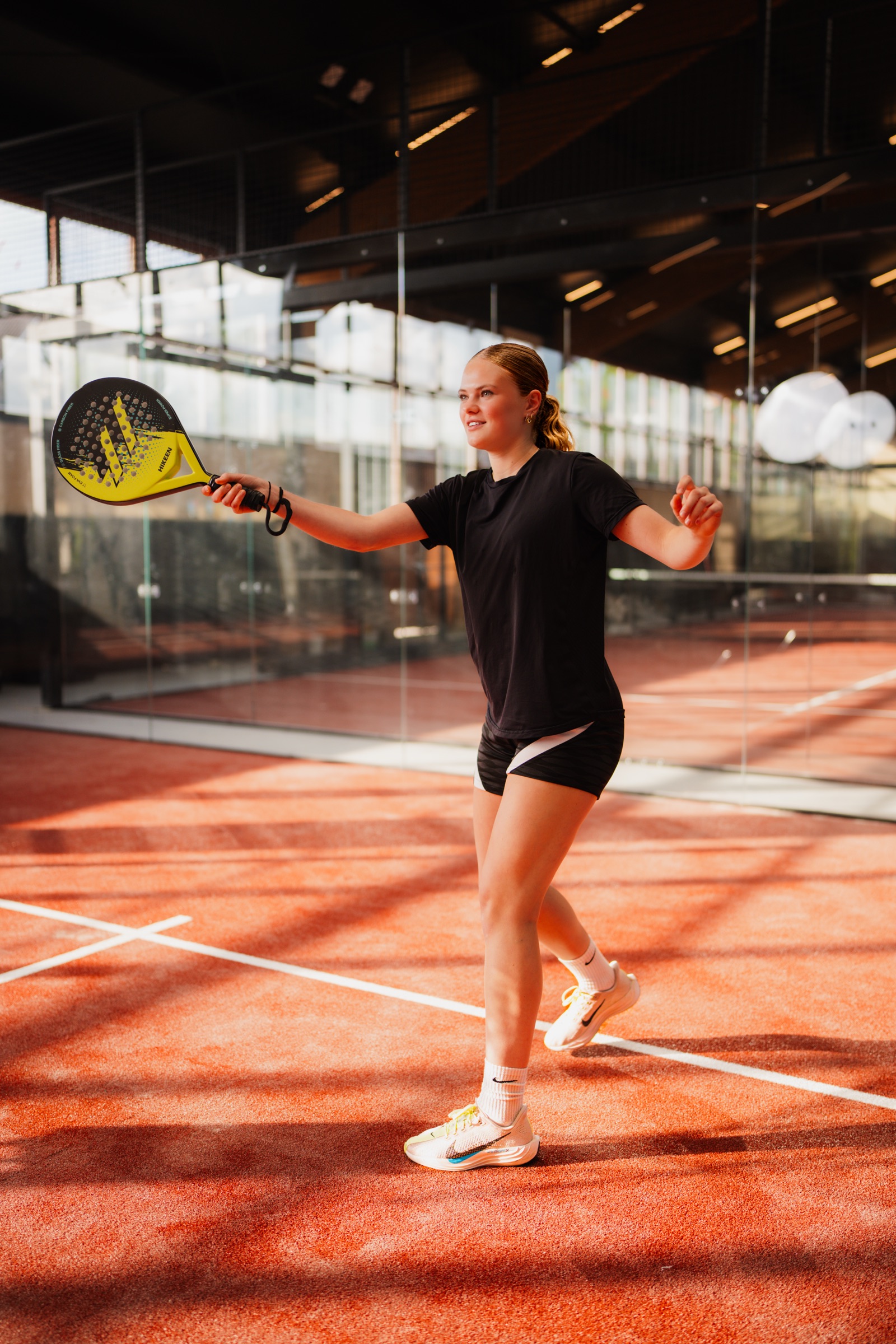 Spielerin auf dem fertigen Padel-Court der Ranch